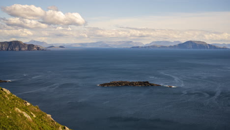 Zeitraffer-Von-Meeresklippen-In-Der-Ferne-An-Einem-Sonnigen-Sommertag-Auf-Achill-Island-Am-Wild-Atlantic-Way-In-Irland