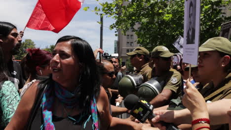 Demonstranten-Stehen-Vor-Einer-Barrikade-Von-Militärpolizisten-In-Den-Straßen-Von-Santiago