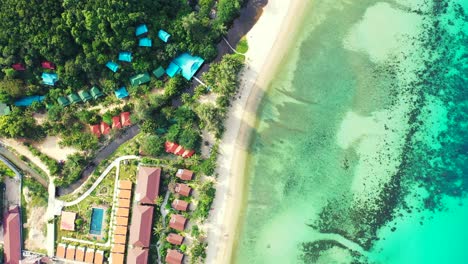 Ruhiges-Ferienresort-Mit-Villen-Und-Bar-Restaurant-Am-Exotischen-Strand-Einer-Tropischen-Insel,-Wunderschöne-Lagune-Mit-Buntem-Muster-Aus-Korallenriffen,-Thailand