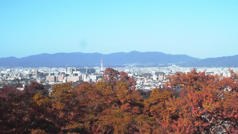 Descripción-General-De-Una-Hermosa-Ciudad-En-La-Temporada-De-Otoño,-Torre-De-Kyoto,-En-Kyoto,-Japón-Iluminación-Suave-Cámara-Lenta-4k