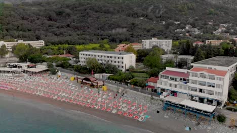 Imágenes-Cinematográficas-De-Drones-Aéreos-De-La-Playa-De-Sutomore-Montenegro-En-La-Mañana
