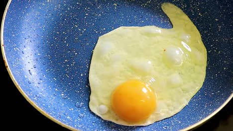 Frying-an-egg-in-a-pan
