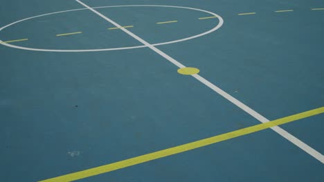 Linien-Und-Kreise-Auf-Dem-Asphalt-Sportspielplatzboden