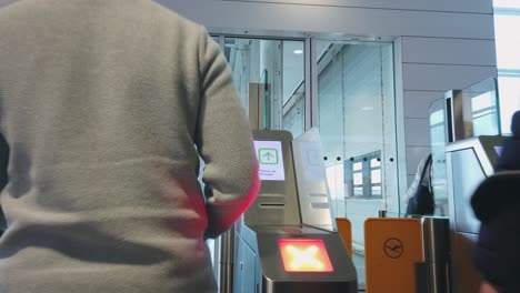 Passagiere-Scannen-Sicherheitsdokumente,-Um-Am-Gate-Des-Flughafenterminals-Einzusteigen