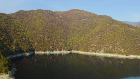 Spiegelung-Im-See-Des-Bergwaldes-Mit-Herbstfarben,-Luftaufnahme