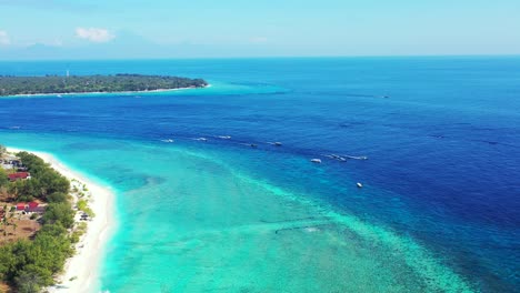 Blaues-Türkisfarbenes-Meer-Voller-Schwimmender-Boote,-Umliegende-Küste-Tropischer-Inseln-Mit-Weißem-Strand-Und-Ferienhotels-In-Der-Nähe-In-Indonesien