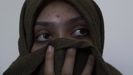 Mujer-Musulmana-Hijab-Sosteniendo-Hijab-Cubriendo-Su-Rostro-Mirando-Fuera-De-Cámara