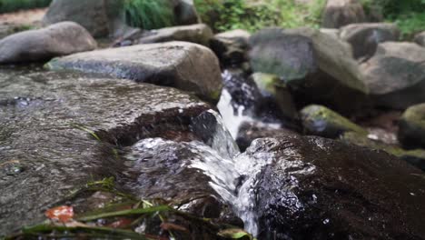 Agua-Que-Fluye-A-Cámara-Lenta-Sobre-Un-Jardín-De-Rocas-En-China
