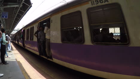 Weitwinkelansicht-Des-Bahnhofs-Von-Mumbai,-Als-Der-überfüllte-Zug-Ankommt