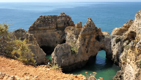 Belleza-Natural-única-De-La-Costa-Portuguesa,-Formaciones-Rocosas-De-Ponta-De-Piedade-Y-Arco-Natural-En-El-Océano-Atlántico,-Vista-Estática
