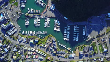 Luftaufnahme-Des-Yachthafens-Mit-Booten-Und-Häusern