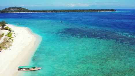 Lebendige-Farben-Einer-Wunderschönen-Meereslandschaft-Mit-Weißem-Sandstrand,-Umspült-Von-Kristallklarem,-Smaragdgrünem-Wasser-Der-Türkisfarbenen-Lagune-In-Indonesien