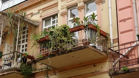 Vista-De-ángulo-Bajo-Del-Balcón-Del-Apartamento-Con-Macetas-En-Batumi,-Georgia