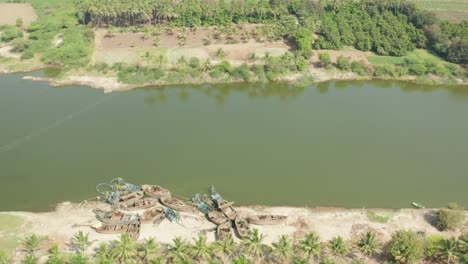 Plantación-De-Coco-Cerca-Del-Río-En-El-Campo-En-Maharashtra,-India--dron-Aéreo