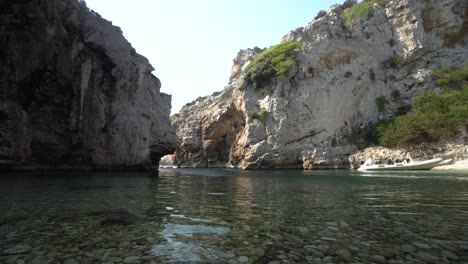 Niedriger-Blickwinkel-Auf-Ruhiges,-Klares-Wasser-In-Einer-Versteckten-Lagune-Auf-Einer-Kroatischen-Insel-In-Der-Adria