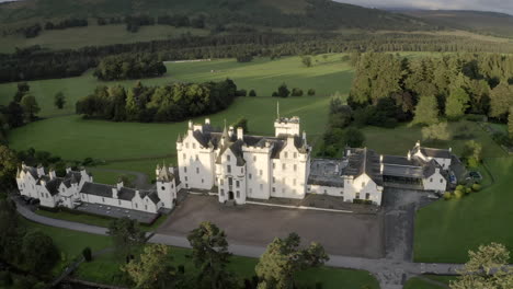 Eine-Luftaufnahme-Von-Blair-Castle-Im-Morgengrauen,-In-Der-Nähe-Von-Blair-Atholl-In-Perthshire,-Schottland