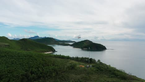 Hubschrauber-Schwebt-Am-Telekommunikationsturm-Und-Liefert-Treibstoff-Für-Generator-Auf-Der-Insel-Fidschi