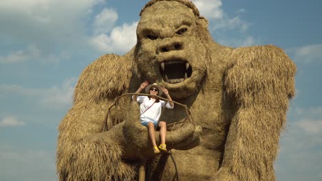 Escultura-De-Paja-King-Kong-En-El-Parque-De-Esculturas-En-Chiang-Mai,-Tailandia