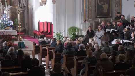 Kirchenchor-Singt-Weihnachtslieder-Während-Des-Gottesdienstes-In-Der-Katholischen-Kirche