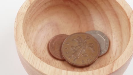 Britische-Pfund-Sterling-Münzen-Fallen-Und-Drehen-Sich-In-Zeitlupe,-Nahaufnahme-Rotierender-Aufnahmen-Vor-Dem-Weißen-Hintergrund
