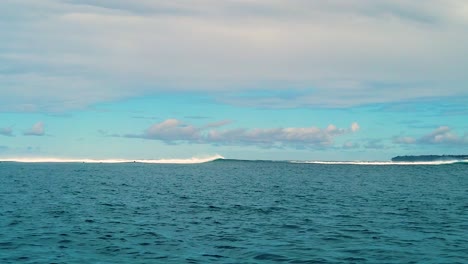 HD-120fps-Hawaii-Kauai-Bootfahren-Auf-Dem-Meer,-Von-Links-Nach-Rechts-Schwebend,-Mit-Wellen-In-Der-Ferne