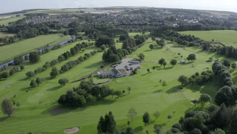 Una-Vista-Aérea-Del-Club-De-Golf-Turriff,-Aberdeenshire,-En-Una-Mañana-Soleada