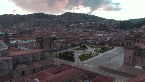 4K-Luftaufnahmen-Der-Plaza-De-Armas-Bei-Sonnenuntergang-In-Der-Stadt-Cusco,-Peru-Während-Der-Coronavirus-Quarantäne