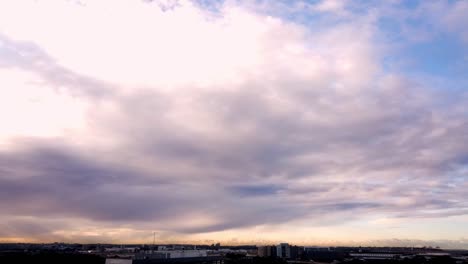 Wolkenzeitraffer-Am-Vorort-Von-Sydney-Mit-Internationalem-Flughafen-Im-Hintergrund-Bei-Sonnenaufgang-Oder-Sonnenuntergang