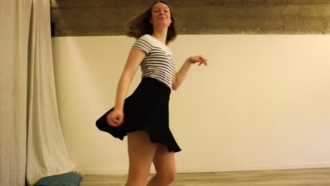 Talentierte-Teenager-Tänzerin-In-Zeitlupe-Tanzt