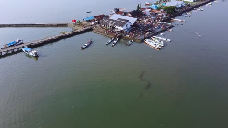 Palopo,-Sulawesi-11-11-2019:-Traditioneller-Fischmarkt-In-Palopo-City-Voller-Kleiner-Holzboote,-Indonesien,-Fischauktion-In-Palopo-City