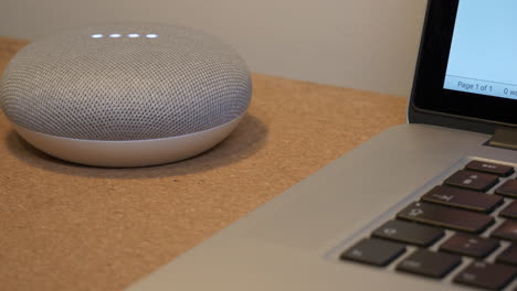 Google-Home-Mini-Asistente-Inteligente-Dispositivo-Vista-De-Escritorio-En-Casa