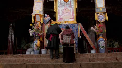 Tibeter-Verehren-Den-Dalai-Lama-Schrein-Oben-Auf-Der-Klostertreppe