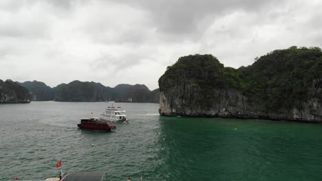 Tres-Barcos-En-La-Bahía-De-Ha-Long,-Vietnam