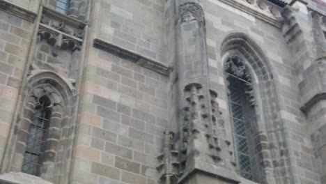 Brasov,-Rumänien---Dezember:-Die-Schwarze-Kirche-Aus-Der-Stadt-Brasov,-Ein-Symbol-Für-Die-Gotische-Architektur,-Gefilmt-Aus-Verschiedenen-Blickwinkeln-Und-Mit-Hoher-Auflösung