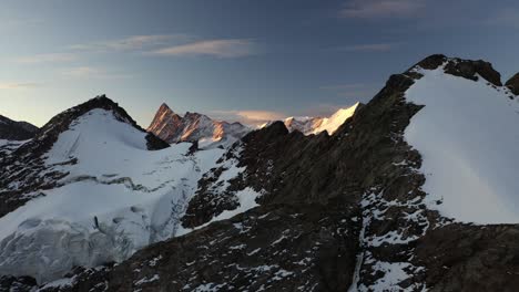 Luftaufnahme,-Die-Seitwärts-Nach-Links-Fliegt-Und-Den-Mit-Eis-Und-Schnee-Bedeckten-Gletscher-In-Der-Nähe-Der-Glecksteinhütte-In-Der-Schweiz-Sichtbar-Macht