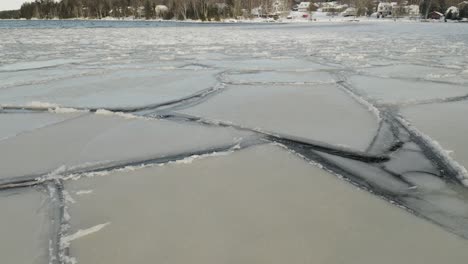 Eisschichten-Bilden-Sich-über-Der-Wildnis-Des-Sees