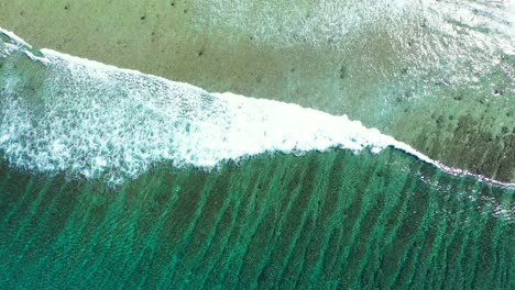 Abstrakte-Meerwassertextur,-Landschaftliche-Schönheit-Der-Meereswellen,-Die-Am-Ufer-Plätschern,-Hawaii,-USA
