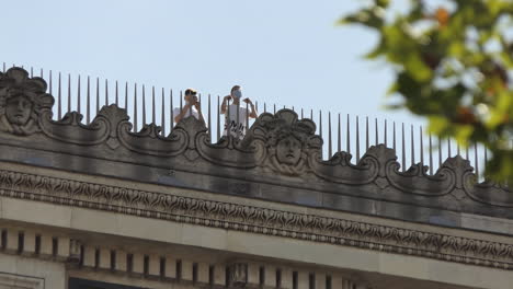 Blick-Vom-Boden-Auf-Touristen-Mit-Schutzmasken-Auf-Dem-Dach-Des-Arc-De-Triomphe-Paris