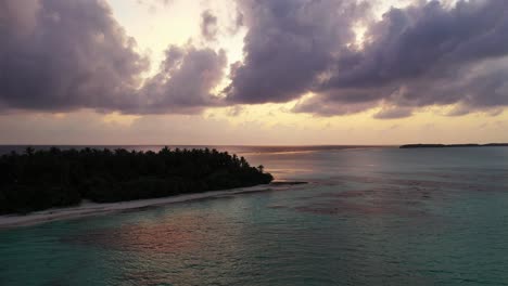 Schwere-Dunkle-Wolken-Und-Dramatischer-Sonnenaufgang-über-Der-Insel-Und-Ruhiges-Meer