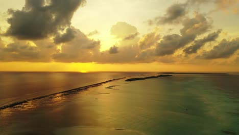 Sonnenuntergang,-Seychellen,-Offenes-Meer,-Korallenriffe,-Dramatischer-Himmel-Und-Ruhiges-Meerwasser