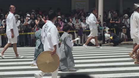 Niños-Japoneses-Con-Trajes-Tradicionales-Participan-En-El-Desfile-Durante-Las-Procesiones-De-Carrozas-Yamaboko-Junko---Desfile-Del-Famoso-Festival-Gion-Matsuri-En-Kyoto,-Japón