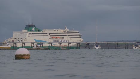 El-Gran-Transbordador-Irlandés-Hace-Un-Giro-En-El-Puerto