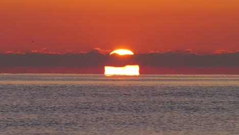 Dramatischer-Sonnenaufgang-über-Dem-Meer-über-Ruhigen-Wellen,-Mittelmeer