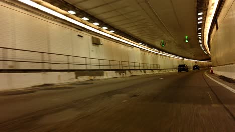 Fahrt-Durch-Den-Eisenhower-Tunnel-Auf-Der-Interstate-70