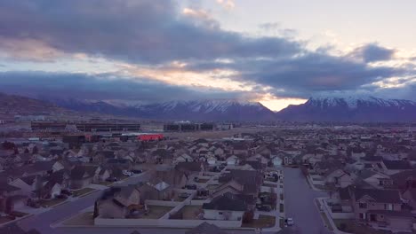 Luftaufnahme-Von-Lehi,-Utah,-Blick-Nach-Osten-In-Richtung-„Silicon-Slopes“-Im-Zentrum-Von-Utah-Bei-Sonnenaufgang