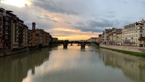 Fluss-Arno-In-Florenz,-Italienisches-Stadtbild-Bei-Sonnenuntergang