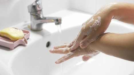 Konzept-Der-Gesundheitsreinigung-Und-Vorbeugung-Vor-Coronavirus--Oder-Covid-19-pandemieprävention-Waschen-Sie-Die-Hände-Mit-Seife-Und-Warmem-Wasser-Und-Reiben-Sie-Die-Finger-Häufig-Waschen-Oder-Verwenden-Sie-Ein-Händedesinfektionsgel