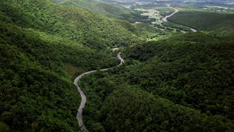 Concepto-Logístico-Vista-Aérea-De-La-Carretera-Rural---Autopista-Que-Atraviesa-La-Serena-Y-Exuberante-Vegetación-Y-El-Follaje-Del-Bosque-Tropical-Lluvioso-Paisaje-Montañoso