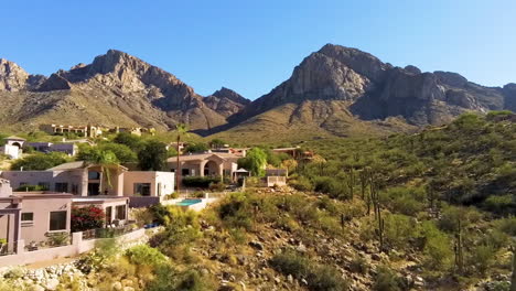 Drone-shot-descending-toward-homes-on-mountainside-in-Arizona