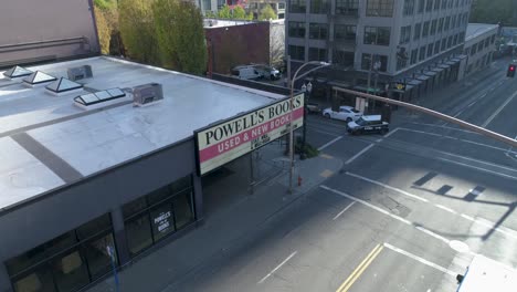 Historische-Luftaufnahmen-Von-Powells-Büchern-In-Portland,-Oregon-Mit-Leeren-Straßen-Aufgrund-Von-Covid-19